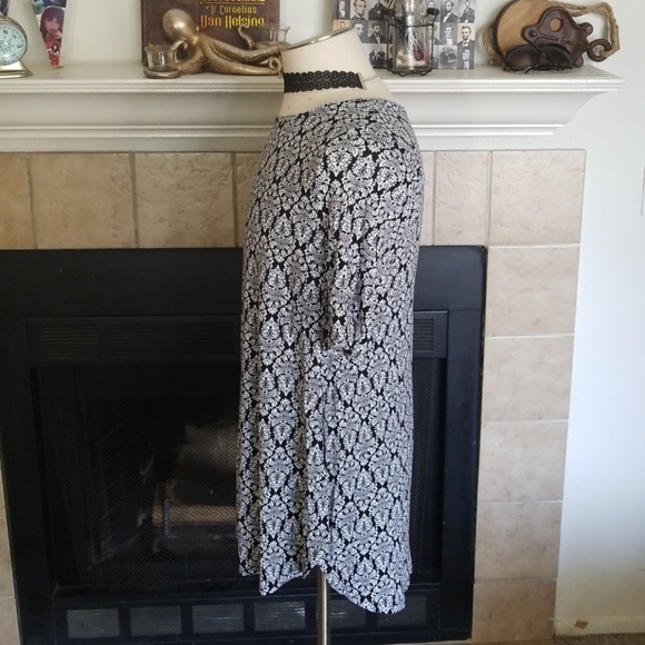 🚫🚫SOLD🚫🚫Old Navy Tee - Picture 2 of 6